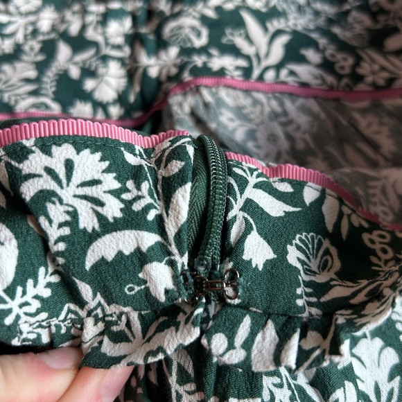 Boden Multi Tiered Crepe Skirt Green Floral Pattern Women’s Size 2P - Picture 9 of 11